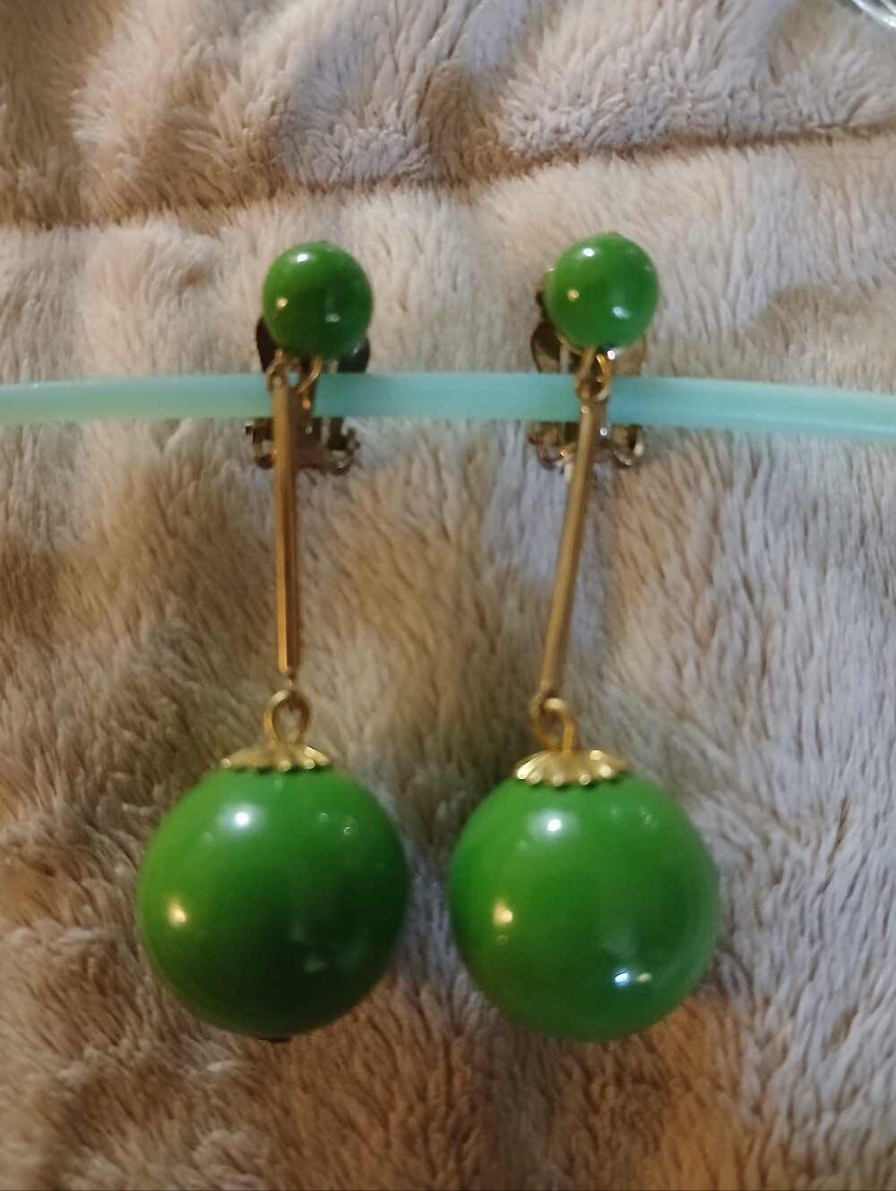 Vintage Vibrant Apple Green Ball Drop Earrings Clip On - Picture 5 of 10
